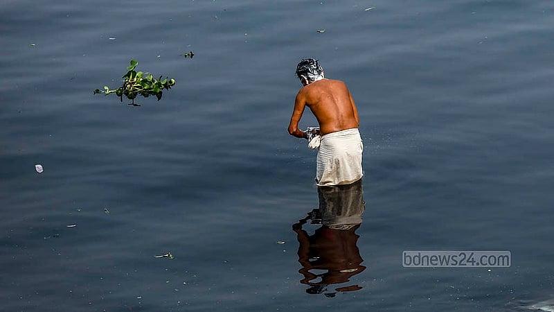 বুড়িগঙ্গা কালো দুর্গন্ধযুক্ত পানিতেই গোসল করেন অনেকে