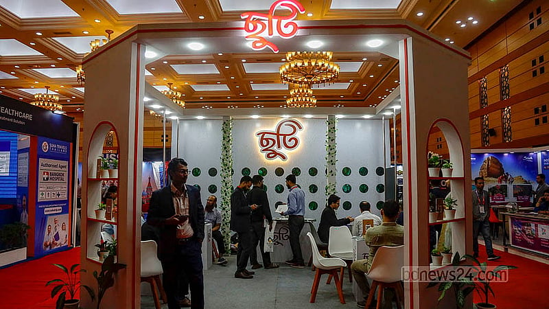 ঢাকার বাংলাদেশ-চায়না ফ্রেন্ডশিপ আন্তর্জাতিক সম্মেলন কেন্দ্রে বৃহস্পতিবার পর্যটন মেলার একটি স্টলে দশনার্থীরা