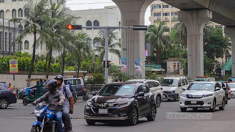 ঢাকার ইন্টারকন্টিনেন্টাল হোটেলের সামনে বসানো হয়েছে নতুন ট্রাফিক সিগন্যাল বাতি