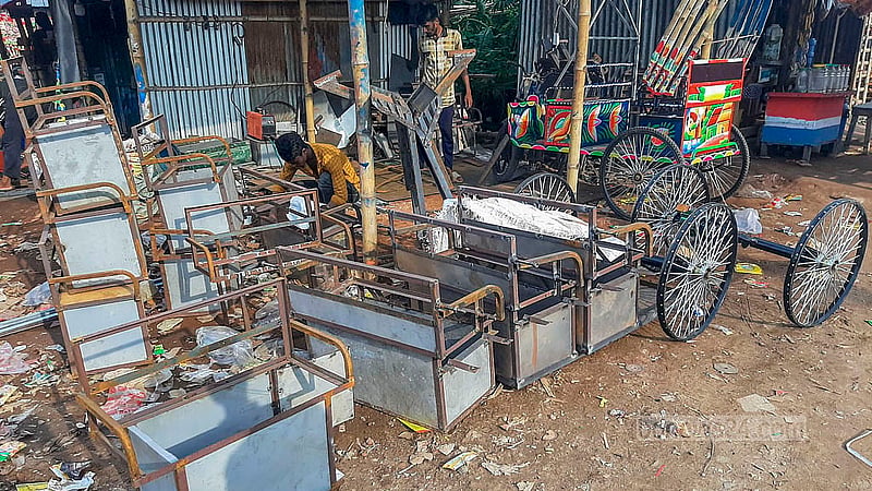 রাজধানীর রায়ের বাজারে একটি ওয়ার্কশপে ব্যাটারিচালিত রিকশা তৈরির ব্যস্ততা।