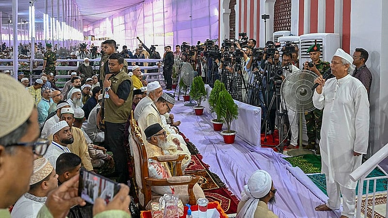 জাতীয় ঈদগাহে সোমবার ঈদুল ফিতরের প্রধান জামাতে অংশ নেওয়ার পর শুভেচ্ছা বক্তব্য রাখেন প্রধান উপদেষ্টা মুহাম্মদ ইউনূস