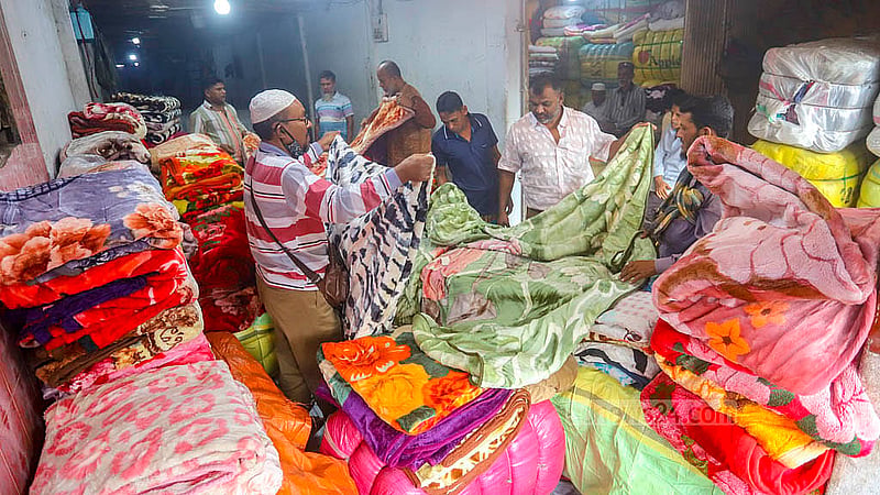 ঢাকার সদরঘাট এলাকায় পাইকারি এই মার্কেটে আমদানি করা পুরনো কম্বল কিনছে মানুষ