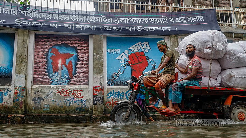 টানা বৃষ্টিতে পুরান ঢাকার লালবাগের হোসেনী দালান রোড তলিয়ে গেছে