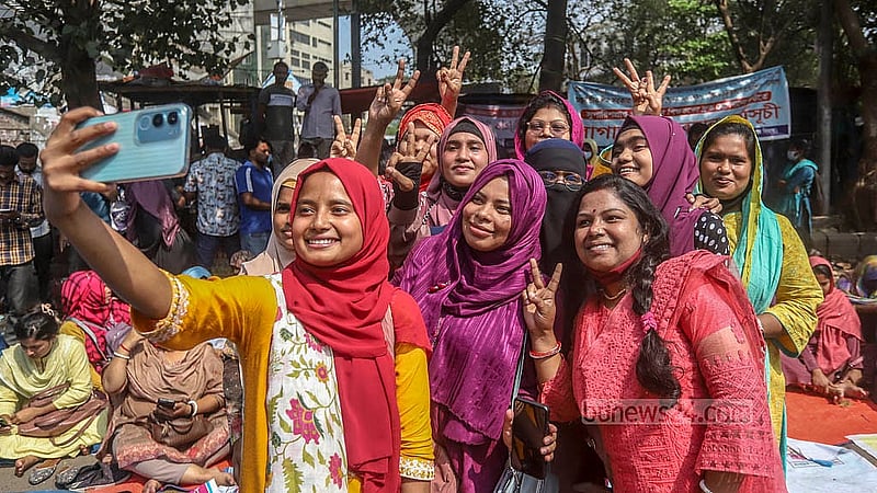 আপিল বিভাগের রায়ে সরকারি প্রাথমিক বিদ্যালয়ে শিক্ষক হিসেবে যোগদানের বাধা খুলেছে। সোমবার সেই রায়ের পর সহকর্মীদের সঙ্গে