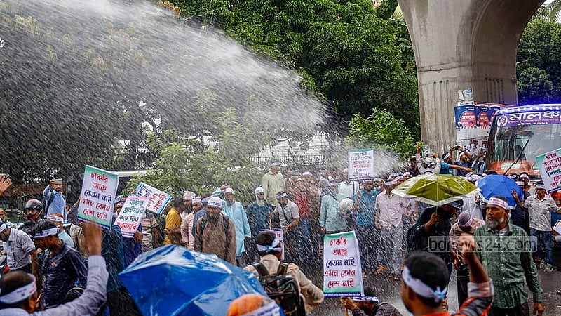 জাতীয়করণের দাবিতে যমুনা অভিমুখে রওনা হওয়া বেসরকারি প্রাথমিক শিক্ষকদের সোমবার বিকালে জাতীয় প্রেস ক্লাবের সামনে জলকামানের পানি ছুড়ে ছত্রভঙ্গ করার চেষ্টা চালায় পুলিশ। কিন্তু জলকামানের পানি উপেক্ষা করে সড়কে দাঁড়িয়ে যান শিক্ষকরা