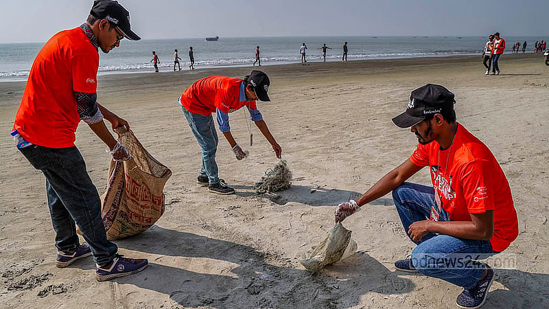একদিনের পরিচ্ছন্নতা অভিযানে কুয়াকাটা সমুদ্র সৈকতে পর্যটকদের ফেলে যাওয়া আবর্জনা ছাড়াও মেলে সমুদ্রে থেকে ভেসে আসা মাছ ধরার জালও।