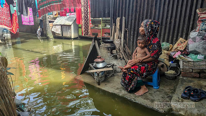 কুমিল্লার চাঁনপুর আবাসিক এলাকায় ৩০ হাজারেরও বেশি মানুষের বসবাস। বৃষ্টি হলেই বাড়ির আঙিনায় উঠে যায় পানি, যা দ্রুত না নেমে যাওয়ায় জলজটে থাকতে হয় দীর্ঘ সময়