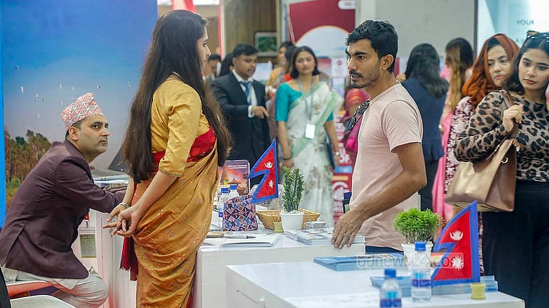 ঢাকার ইন্টারন্যাশনাল কনভেনশন সিটি বসুন্ধরায় বৃহস্পতিবার ১২তম এশিয়ান ট্যুরিজম ফেয়ারে বিভিন্ন স্টল ঘুরে দেখছে দর্শনার্থীরা। মেলা চলবে শনিবার পর্যন্ত
