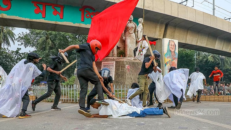 ঢাকা বিশ্ববিদ্যালয়ের রাজু ভাস্কর্য থেকে শুরু হয়ে শাহবাগে গিয়ে শেষ হয় গণপরিবেশনা ‘লাল মজলুম’।