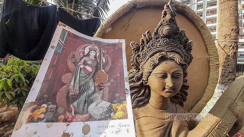 শিক্ষার্থীদের দেওয়া নকশায় তৈরি হচ্ছে সরস্বতী প্রতিমা। ঢাকা বিশ্ববিদ্যালয়ের জগন্নাথ হলে মৃৎশিল্পীরা প্রতিমা তৈরিতে এখন ব্যস্ত সময় পার করছেন