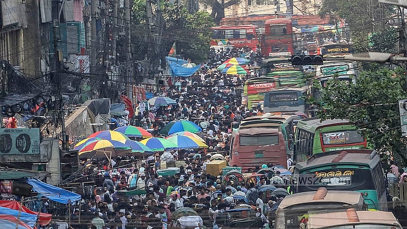 গুলিস্তানের প্রধান সড়কের পুরো অংশই হকারদের দখলে থাকায় তীব্র যানজট তৈরি হয়েছে