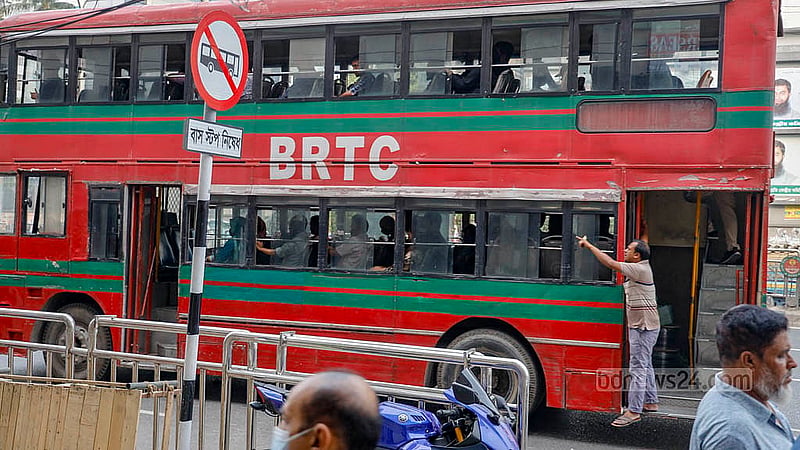 ট্রাফিক সাইনে ‘লেখা বাস থামবে ন, কিন্তু সৈনিক ক্লাব এলাকার সেই জায়গাতেই থামে বাস