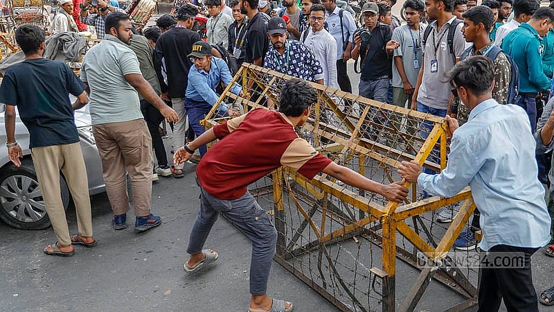 ধর্ষণ মামলার দ্রুত বিচার এবং ধর্ষকদের সর্বোচ্চ শাস্তির দাবিতে মঙ্গলবার ঢাকার শাহবাগ মোড় কিছু সময়ের জন্য অবরোধ করে বিক্ষোভ দেখান বিভিন্ন কলেজের শিক্ষার্থীরা