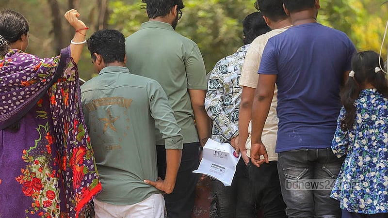 ঢাকা কেন্দ্রীয় কারাগারে বন্দীদের দেখা পেতে টিকেট নিতে হয় কাউন্টার থেকে। টিকেট নিতে সঙ্গে আনতে হয় জাতীয় পরিচয়পত্র