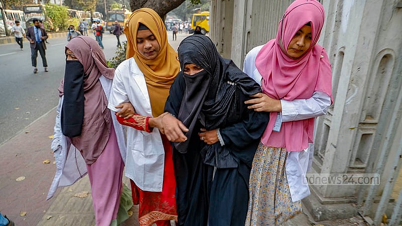 দাবি আদায়ে লংমার্চ নিয়ে সচিবালয়ে যাওয়ার পথে মেডিকেল অ্যাসিস্ট্যান্ট ট্রেনিং স্কুল (ম্যাটস) শিক্ষার্থীদের ওপর পুলিশ লাঠিচার্জ করলে আহত হন এক শিক্ষার্থী