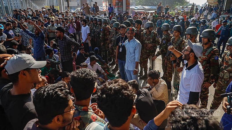 মহাখালী রেলগেট এলাকায় বিশৃঙ্খলা এড়াতে সড়কে অবস্থান নেয় সেনাবাহিনী ও পুলিশ