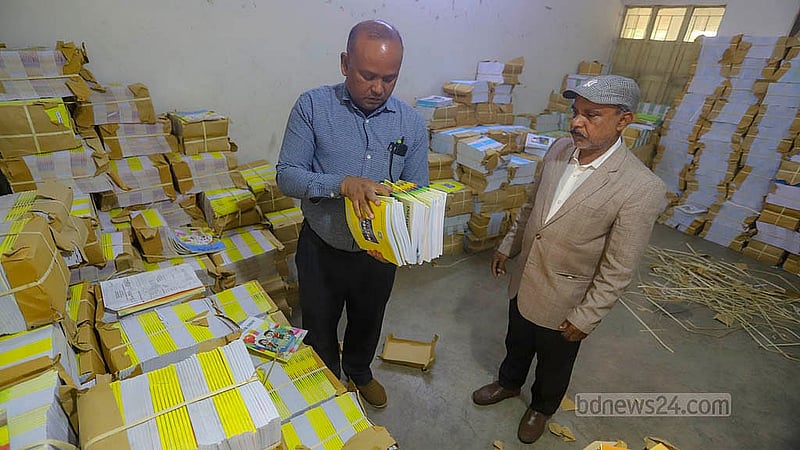 রাজধানীর সেগুনবাগিচা আইডিয়াল মডেল সরকারি প্রাথমিক বিদ্যালয় থেকে বিভিন্ন স্কুলে পাঠানো হচ্ছে ২০২৫ শিক্ষাবর্ষের প্রাথমিকের বই