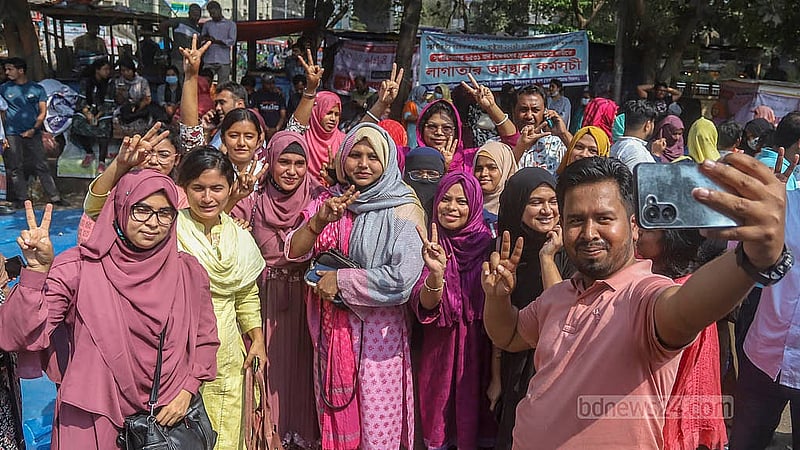 আপিল বিভাগের রায়ে সরকারি প্রাথমিক বিদ্যালয়ে শিক্ষক হিসেবে যোগদানের বাধা খুলেছে। সোমবার সেই রায়ের পর সহকর্মীদের সঙ্গে