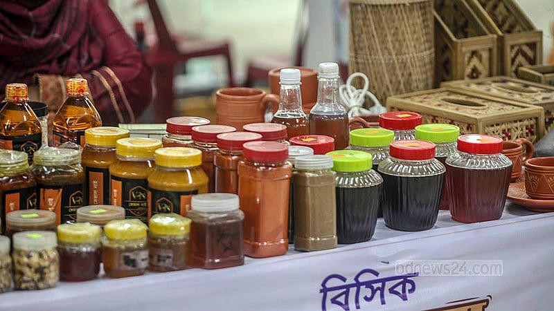 ঢাকার তেজগাঁওয়ে বিসিক ভবনে পাঁচ দিনের মধু মেলায় স্টল সাজিয়ে বসেছেন ক্ষুদ্র উদ্যেক্তারা