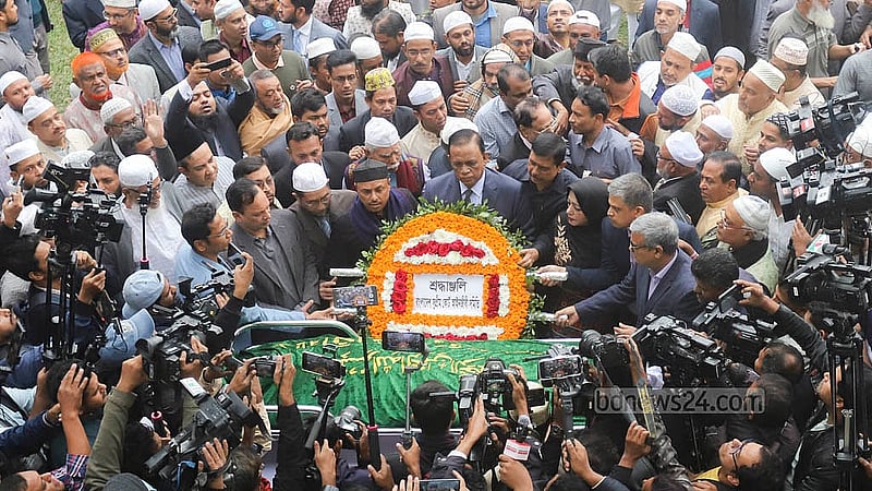 অন্তর্বর্তী  সরকারের উপদেষ্টা ও বিশিষ্ট আইনজীবী হাসান আরিফের দ্বিতীয় জানাজা শেষে তার মৃতদেহে ফুলেল শ্রদ্ধ জানান সুপ্রিম কোর্ট আইনজীবী সমিতির সভাপতি এ এম মাহবুব উদ্দিন খোকন