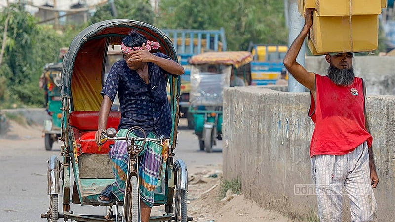 হাঁসফাঁস করা গরমেও নিস্তার নেই খেটে খাওয়া এই মানুষগুলোর। দাবদাহের মধ্যেও বের হতে হয়েছে রিকশা নিয়ে