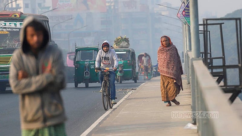 শনিবার সকাল থেকে ঠান্ডা একটু বেশি থাকায় শীতে কাবু নিম্ন আয়ের মানুষ