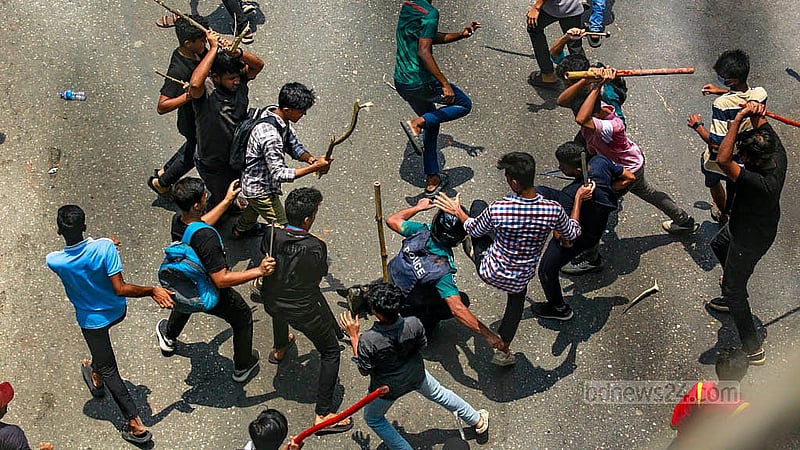 ঢাকায় রামপুরা টিভি সেন্টারের সামনে এক পুলিশ সদস্যের ওপর চড়াও হয় কোটা আন্দোলনকারী শিক্ষার্থীরা