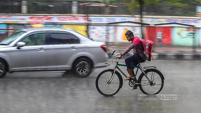 বৃষ্টিতেও বিরতি নেই; ভিজে ভিজে সাইকেল চালিয়ে খাবার পৌঁছে দেওয়ার লড়াই। মঙ্গলবার রাজধানীর ধানমন্ডি এলাকায়