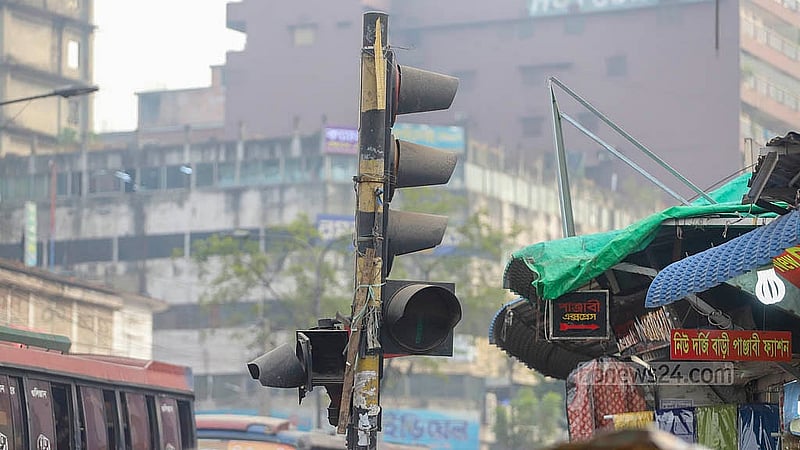 ঢাকার গুলিস্তান জিরো পয়েন্টের ট্রাফিক সিগন্যাল বাতি নষ্ট দীর্ঘ দিন ধরে