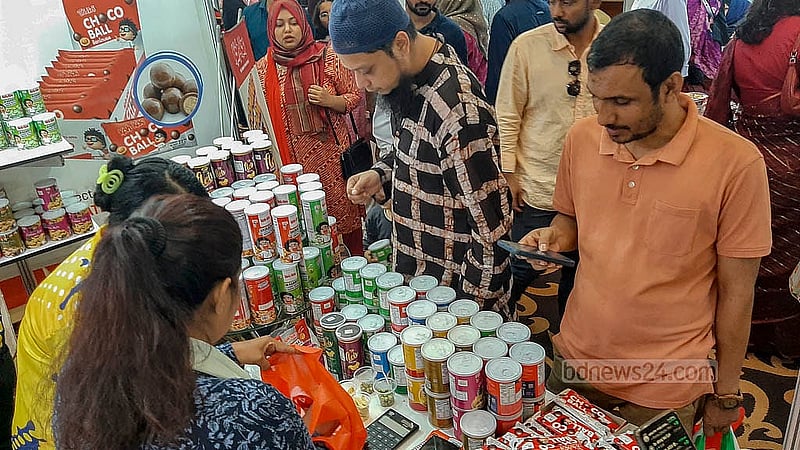 ঢাকার সোনারগাঁও হোটেলে শনিবার থাই মেলায় একটি স্টলে পণ্য দেখছেন দর্শনার্থীরা