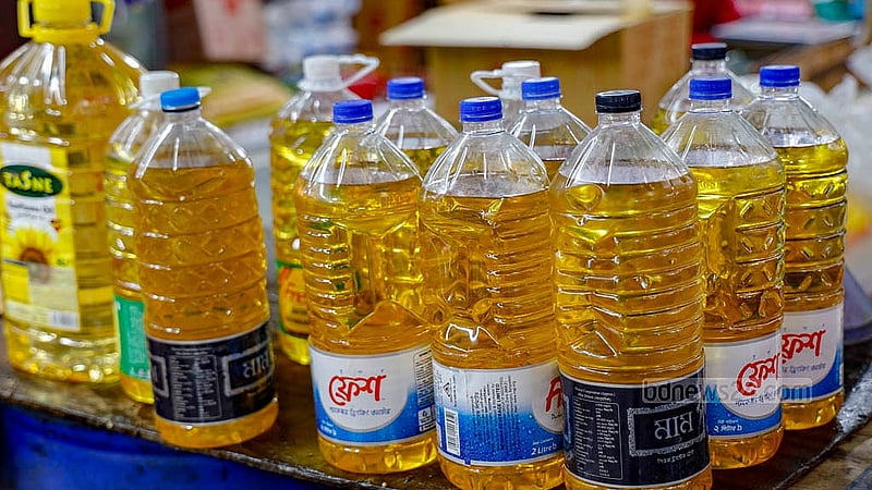 ঢাকার কারওয়ান বাজারে খোলা সয়াবিন তেল বলা হলেও তা আসলে পাম অয়েল, যা পাঁচ লিটার বিক্রি হচ্ছে ৮২০ টাকায়