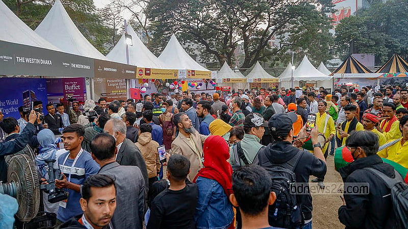 ঢাকার বনানীর মোস্তফা কামাল আতাতুর্ক পার্কে খাবারের উৎসবে দর্শনার্থীদের ভিড়