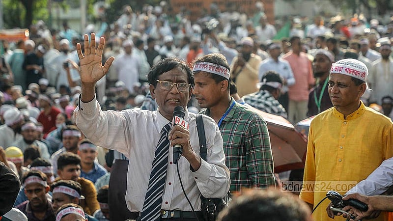 দাবি আদায়ে বুধবার বিকালে রাজধানীর শাহবাগ মোড় অবরোধ করে বিক্ষোভ করেন এমপিভুক্ত শিক্ষা প্রতিষ্ঠানের শিক্ষক-কর্মচারীরা। এসময় বিভিন্ন স্লোগান দেন তারা