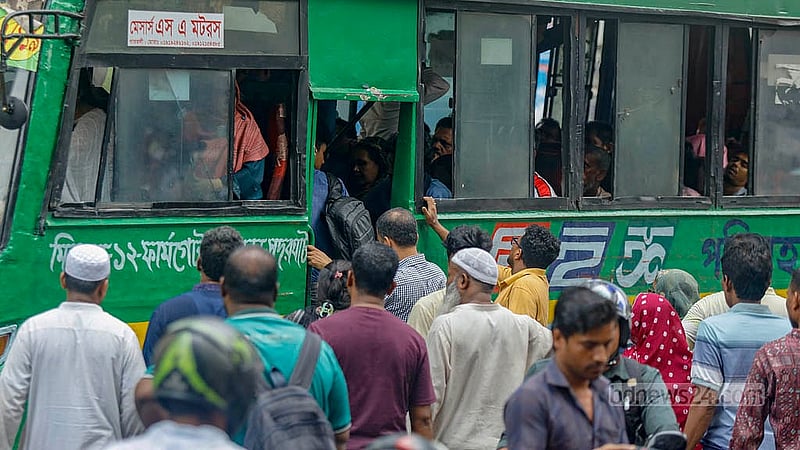 শাহবাগ আর মৎস্য ভবন— দুটি গুরুত্বপূর্ণ এলাকা অবরোধের কারণে বন্ধ থাকায় আশপাশের এলাকায় গণপরিবহনের সংকটে পড়ে মানুষ। বৃহস্পতিবার দুপুরে বাংলামোটর এলাকায় একটি বাস এলেই তাতে ওঠার জন্য হুমড়ি খেয়ে পড়ে মানুষ