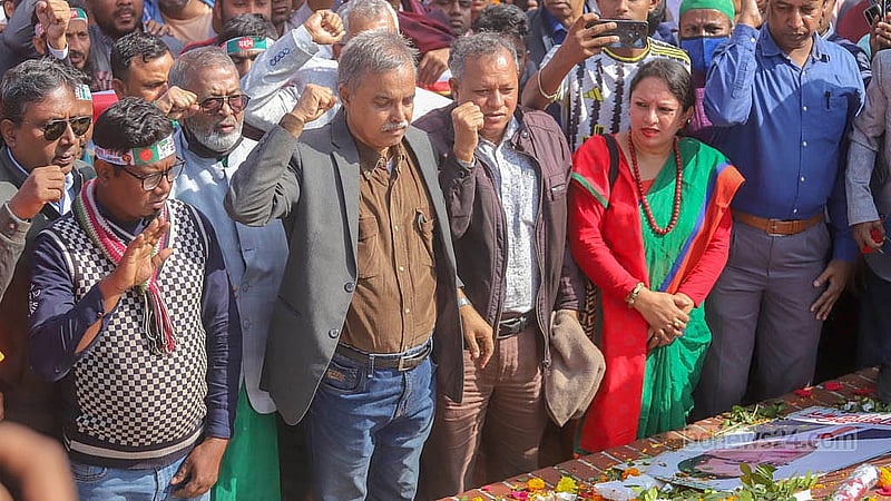 মুক্তিযুদ্ধে বাঙালির বিজয়ের ৫৩তম বার্ষিকীতে সোমবার সকালে জাতীয় স্মৃতিসৌধে শ্রদ্ধা জানায় বিভিন্ন সংগঠন