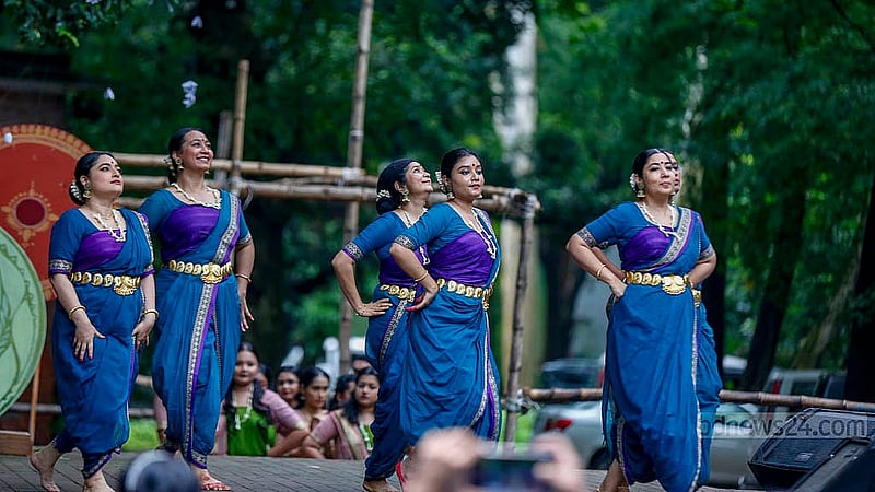 ঢাকা বিশ্ববিদ্যালয়ের চারুকলা অনুষদের বকুলতলায় শুক্রবার অর্থী আহমেদ ডান্স একাডেমির শিল্পীরা নৃত্য পরিবেশন করেন, যাদের কেউই পেশাগত শিল্পী নন। তারা নৃত্য করেন শখের বশে