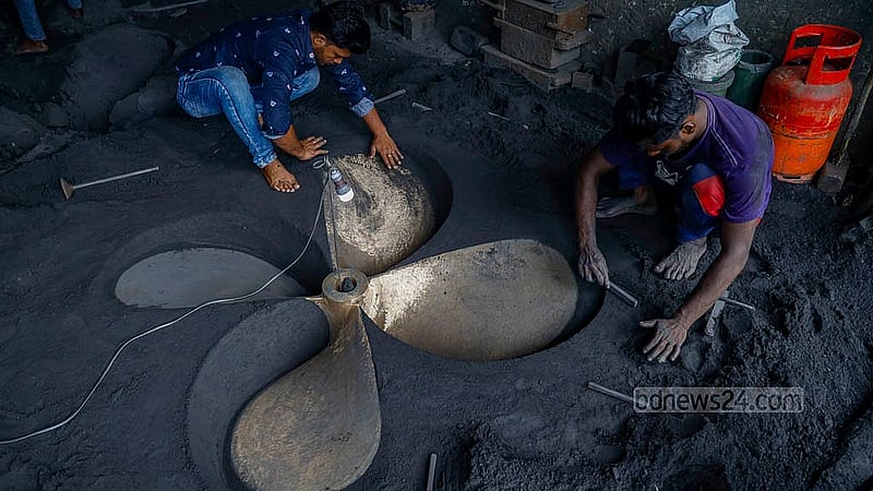 ঢাকার কেরাণীগঞ্জের চরকালীগঞ্জের একটি কারখানায় প্রপেলার তৈরির জন্য মেঝেতে মোটা বালি দিয়ে ছাঁচ তৈরি করছেন শ্রমিকরা