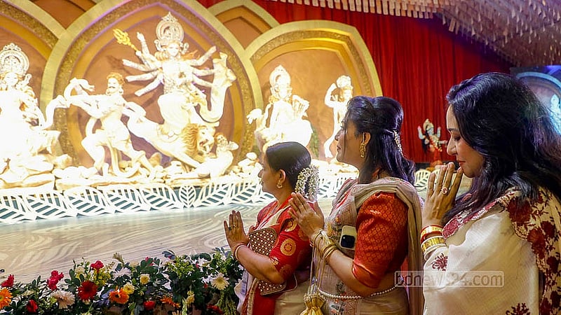 ঢাকার বনানী মণ্ডপে দুর্গার প্রতিমায় প্রণাম করেন সনাতন ধর্মাবলম্বীরা। রোববার ষষ্ঠীর মাধ্যমে এ মণ্ডপেও শুরু হয় দুর্গাপূজার মূল আনুষ্ঠানিকতা