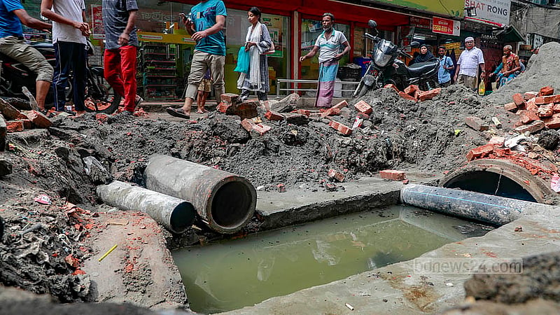 পয়ঃনিষ্কাশন লাইনের পাইপ বসানো হলেও মেরামত শেষ না হওয়ায় সংযোগ স্থানগুলো এখনও খোলা। এগুলোর পাশ দিয়ে ঝুঁকি নিয়ে চলাফেরা করতে হচ্ছে মানুষকে
