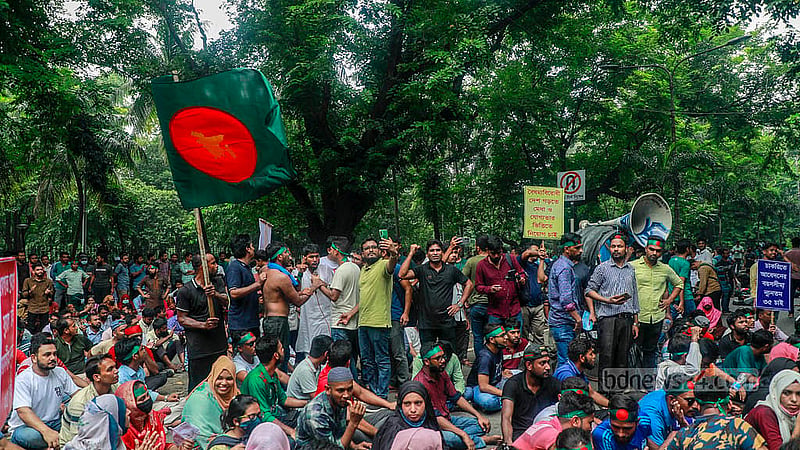 প্রধান উপদেষ্টার বাসভবনের সামনে সোমবার দুপুরে চাকরিতে আবেদনের বয়স ৩৫ বছর করার দাবিতে স্লোগান দেন আন্দোলনকারীরা