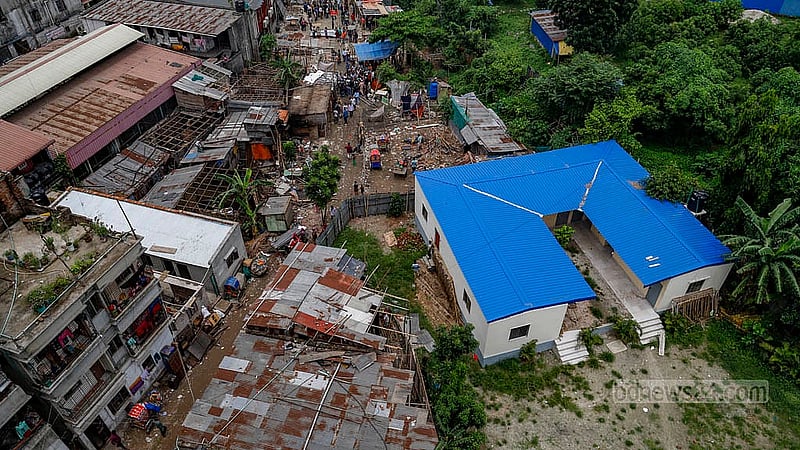 ঢাকার মোহাম্মদপুরের রামচন্দ্রপুর খালের উপর গড়ে তোলা অবৈধ স্থাপনা উচ্ছেদের আগে বৃহস্পতিবার সকাল থেকে নিজেদের জিনিসপত্র সরাতে শুরু করে সেখানকার বাসিন্দারা