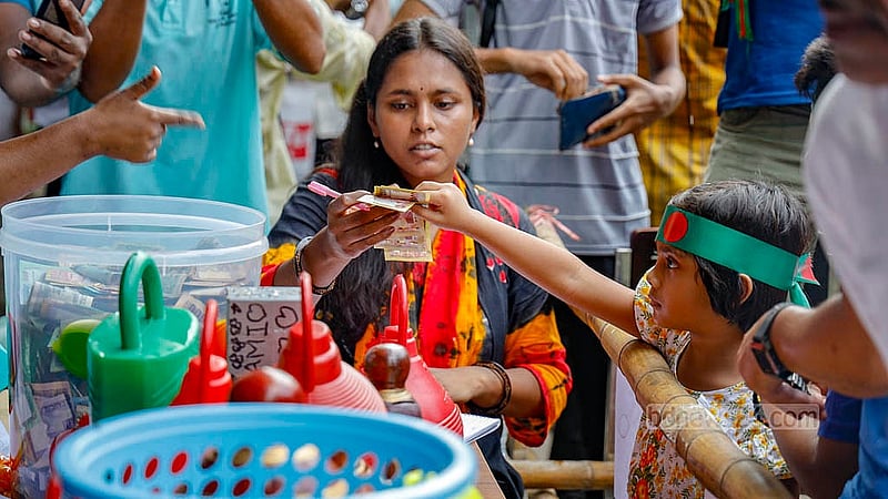 ফেনীসহ দেশের পূর্বাঞ্চলের বন্যা দুর্গতদের জন্য গণত্রাণ সংগ্রহে বৈষম্যবিরোধী ছাত্র আন্দোলনের উদ্যোগে টিএসসির মূল ফটকে বসানো বুথে নগদ টাকা দিচ্ছেন আগতরা
