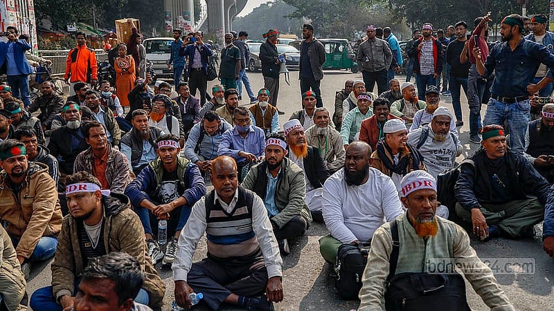 পিলখানা হত্যাকাণ্ডের মামলায় কারাগারে থাকা বিডিআর সদস্যদের মুক্তির দাবিতে তাদের স্বজনরা বৃহস্পতিবার দুপুরে শাহবাগে বিক্ষোভ করেন; মোড় অবরোধ করে বন্ধ করে দেন সব ধরনের যানবাহন চলাচল
