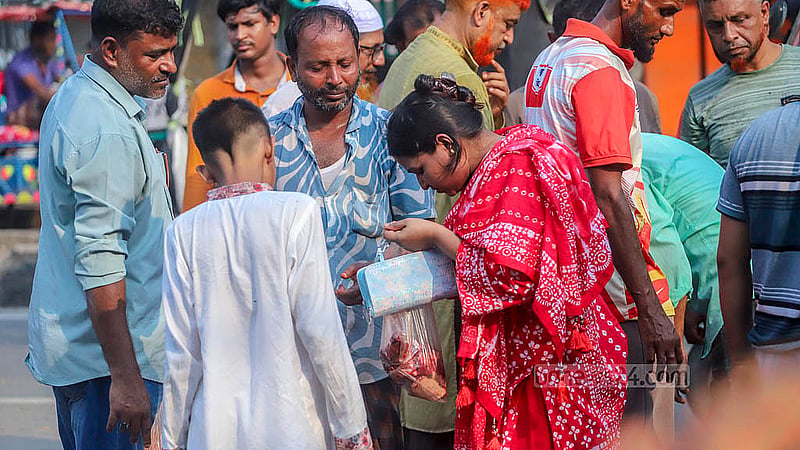 রাজধানীর নয়াবাজার এলাকায় ঈদের দিন বিকালে মাংস কিনতে এসেছেন এক নারী। মাংসের মান ভালো কিনা যাছাই করছেন তিনি