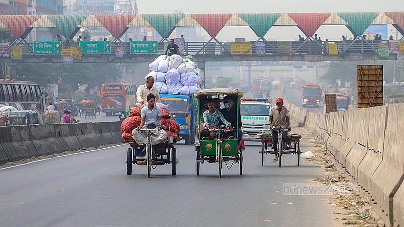 ঢাকা-চট্টগ্রাম মহাসড়কে রাজধানীর শনির আখড়া এলাকায় সার্ভিস লেইন ছেড়ে প্রধান সড়কে দ্রুতগতির যানবাহনের সঙ্গে চলছে অটোরিকশা