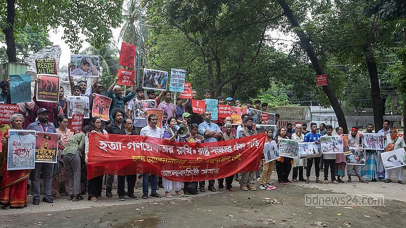 ‘হত্যা, গণগ্রেফতার বন্ধ, ছাত্র আন্দোলনের দাবি বাস্তবায়নসহ বিভিন্ন দাবিতে রোববার দুপুরে ঢাকা বিশ্ববিদ্যালয়ের স্বোপার্জিত স্বাধীনতার সামনে ‘আলোকচিত্রী সমাজ’ এর ব্যানারে সমাবেশ করেন আলোকচিত্রীরা