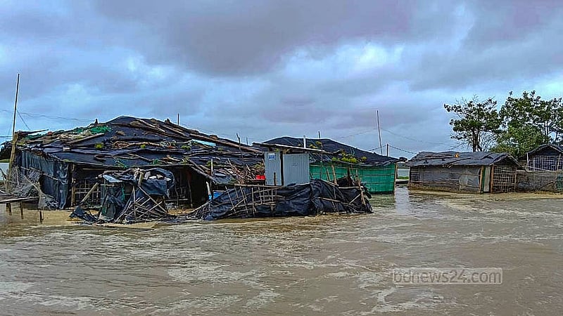 বৈরী আবহাওয়া ও জোয়ারের পানির উচ্চতা বৃদ্ধিতে লবণাক্ত পানি ঢুকে পড়ছে সেন্ট মার্টিনের লোকালয়ে