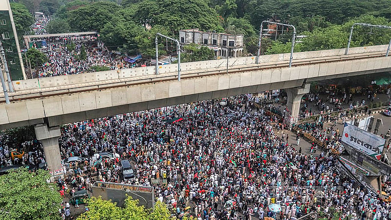গাজায় দখলদার ইসরায়েলি বাহিনীর গণহত্যা ও আগ্রাসনের প্রতিবাদ জানাতে শনিবার ঢাকার সোহরাওয়ার্দী উদ্যানে ‘মার্চ ফর গাজা’ গণসমাবেশে মানুষের ঢল নামে। শাহবাগ এলাকা থেকে তোলা