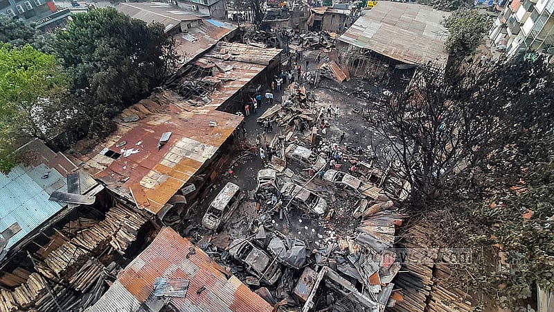 রাজধানীর খিলগাঁওয়ে তালতলা মার্কেটর কাছে শুক্রবার রাতে অগ্নিকাণ্ডে ক্ষতিগ্রস্ত হয় কয়েকটি গ্যারেজ, দোকান ও স মিল