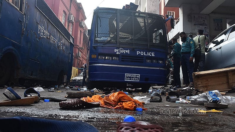 বাংলাদেশ সম্মিলিত সনাতনী জাগরণ জোটের মুখপাত্র চিন্ময় কৃষ্ণ দাশকে কারাগারে পাঠানোর আদেশের পর আইনশৃংখলা বাহিনীর সাথে সংঘর্ষ বাধঁলে গাড়ি ভাঙচুর করেন সনাতনী ধর্মালম্বীরা